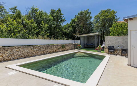 Marija: Svømmepøl, Kompositmateriale, Have, Water Feature, Backyard, Beton, Estate, Landscaping, Skygge, Udvej
