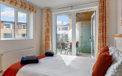 The Saltings: Møbel, Vindue, Bygning, Komfort, Azure, Træ, Skygge, Etage, Bed Frame, Gulvbelægning