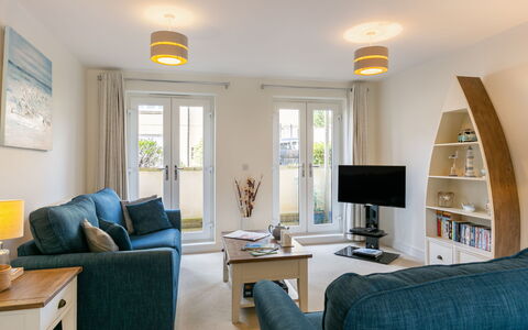 The Saltings: Møbel, Couch, Ejendom, Bord, Komfort, Indretning, Stue, Etage, Vindue, Studio Couch