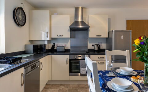 The Saltings: Countertop, Cabinetry, Møbel, Køkkenvask, Håndvask, Komfur, Køkken, Køkken Apparat, Husholdningsapparat, Tap