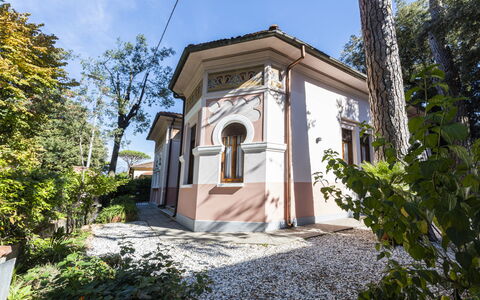 Villa Marconi: Ejendom, Himmel, Plante, Træ, Dør, Vindue, Ejendom, Facade, City