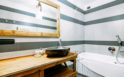 Canazei 430: Ejendom, Tap, Badekar, Sanitærarmatur, Bygning, Cabinetry, Træ, Indretning, Spejl, Badeværelse