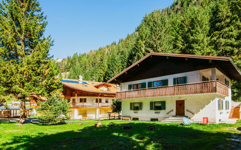 Canazei 440: Plante, Himmel, Bygning, Ejendom, Vindue, Natur, Træ, Naturlige Landskab, Hus, Land Lot