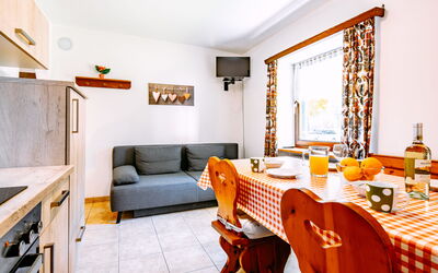 Canazei 440: Møbel, Bord, Ejendom, Billedramme, Couch, Orange, Stol, Indretning, Vindue, Træ