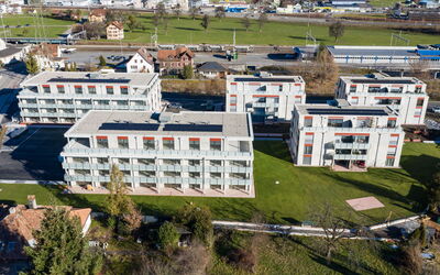 Flums 100: Bygning, Ejendom, Vindue, Hus, Land Lot, Urban Design, Arkitektur, Plante, Kvarter, Træ