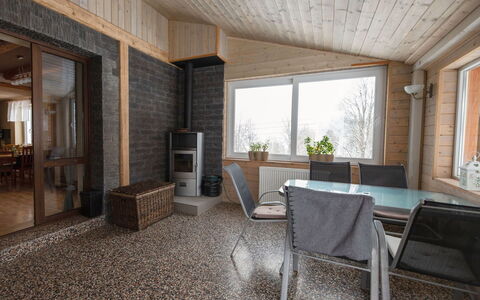 Tanvald: Møbel, Bord, Vindue, Stol, Bygning, Træ, Arkitektur, Stue, Billedramme, Stueplante