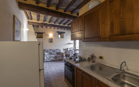 Il Feudo: Cabinetry, Countertop, Ejendom, Køkkenvask, Håndvask, Bygning, Tap, Træ, Køkken, Indretning