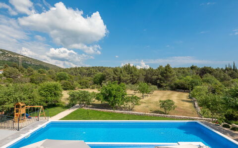 Villa di Pietra: Sky, Vand, Himmel, Daytime, Svømmepøl, Plante, Bygning, Græs, Udendørs Møbler, Træ