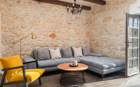 Villa di Pietra: Møbel, Ejendom, Bord, Couch, Træ, Belysning, Indretning, Etage, Gulvbelægning, Stue