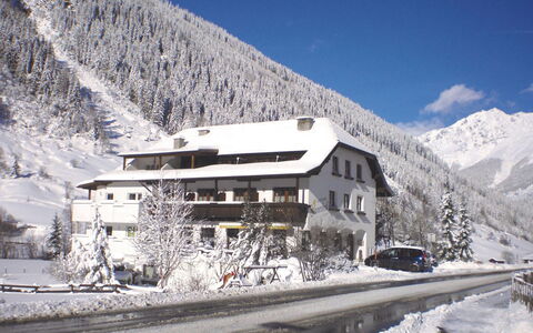 Feichten im Kaunertal 107: Himmel, Sne, Bjerg, Bygning, Sky, Hældning, Vindue, Træ, Hus, Highland