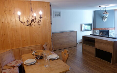 Le Torrent 1: Bord, Ejendom, Møbel, Træ, Bordservice, Belysning, Indretning, Cabinetry, Bejdse, Hus