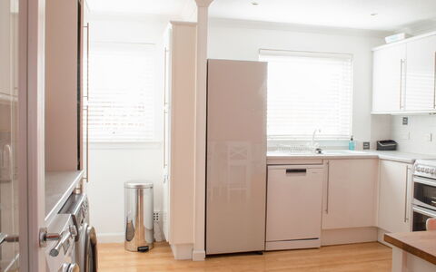 Solas: Cabinetry, Vaskerum, Bygning, Træ, Vindue, Husholdningsapparat, Gulvbelægning, Etage, Line
