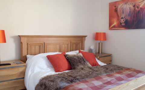 Solas: Møbel, Komfort, Orange, Bed Frame, Træ, Belysning, Bygning, Textile, Seng, Lampe