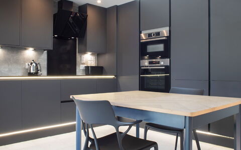Finnan'S Byre: Bord, Møbel, Ejendom, Countertop, Cabinetry, Stol, Træ, Indretning, Belysning, Hylde