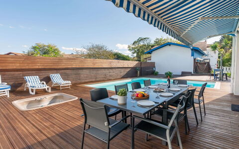 Villa Suerte: Bord, Møbel, Ejendom, Himmel, Stol, Azure, Træ, Udendørs Møbler, Indretning, Skygge