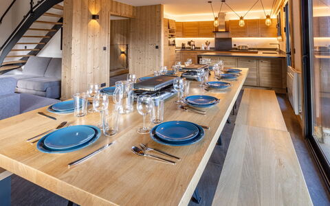 L'Adret: Bord, Møbel, Bordservice, Stol, Bygning, Træ, Indretning, Vinglas, Køkken & Spisebord, Barware