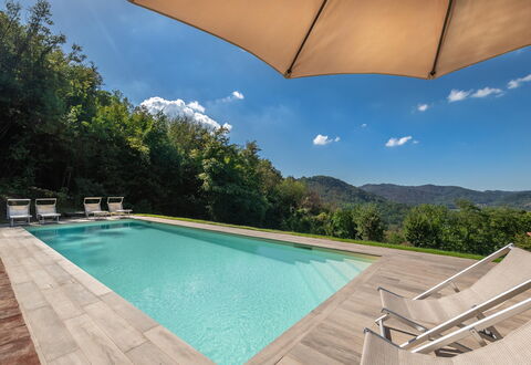 San Tommaso: Vand, Himmel, Ejendom, Daytime, Svømmepøl, Azure, Natur, Paraply, Bygning, Sky