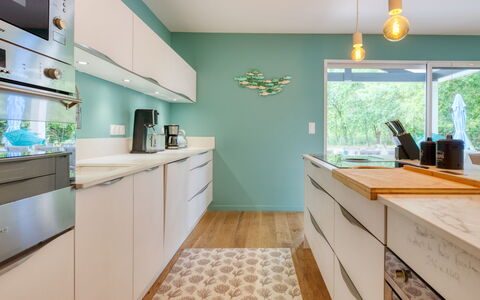 Petite Dépée: Cabinetry, Countertop, Ejendom, Møbel, Køkkenvask, Træ, Tap, Belysning, Køkken, Indretning
