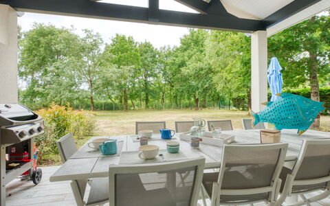 Petite Dépée: Bord, Ejendom, Plante, Skygge, Indretning, Arkitektur, Belysning, Træ, Udendørs Møbler, Bygning