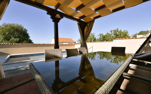 Zorka: Vand, Himmel, Daytime, Ejendom, Træ, Træ, Sollys, Skygge, Fritid, Eco Hotel