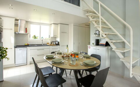 Clemenvillas i: Bord, Møbel, Ejendom, Cabinetry, Stol, Countertop, Træ, Køkken, Indretning, Etage