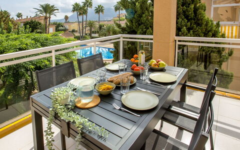 Clemenvillas i: Bord, Bordservice, Møbel, Plante, Himmel, Blomsterkrukke, Stol, Mad, Tallerkner, Sky