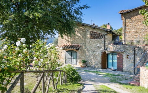 L'Angolo di Uzzano: Plante, Bygning, Himmel, Vindue, Træ, Land Lot, Dør, Sommerhus, Græs, Hus
