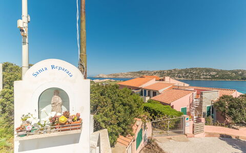 Capo Testa: Himmel, Plante, Ejendom, Bygning, Vand, Fritid, Landskab, Vindue, Ejendom