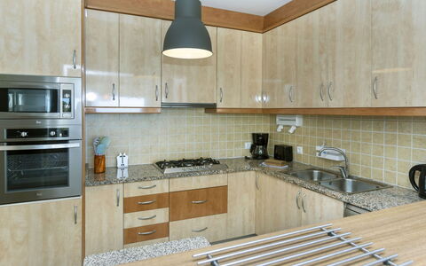 Floradise: Cabinetry, Countertop, Ejendom, Komfur, Køkken Apparat, Håndvask, Køkkenvask, Køkken, Træ, Belysning