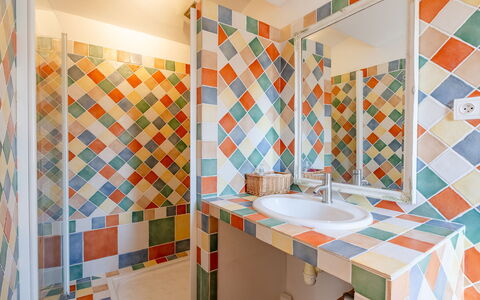 Reves de Rives: Spejl, Ejendom, Bygning, Sanitærarmatur, Azure, Badeværelse, Orange, Textile, Håndvask, Hus
