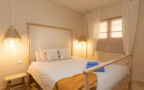 Sea Suite: Bygning, Møbel, Ejendom, Komfort, Træ, Textile, Vindue, Indretning, Bed Frame, Skygge
