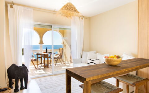 Sea Suite: Bord, Ejendom, Møbel, Stol, Træ, Indretning, Vindue, Gardin, Etage, Ejendom