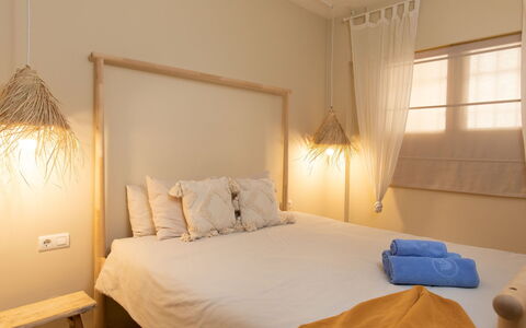 Sea Suite: Møbel, Bygning, Ejendom, Vindue, Komfort, Træ, Azure, Textile, Bed Frame, Indretning