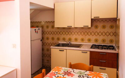 Lorenza 624.1: Cabinetry, Ejendom, Møbel, Countertop, Bygning, Håndvask, Skuffe, Indretning, Køkken, Orange