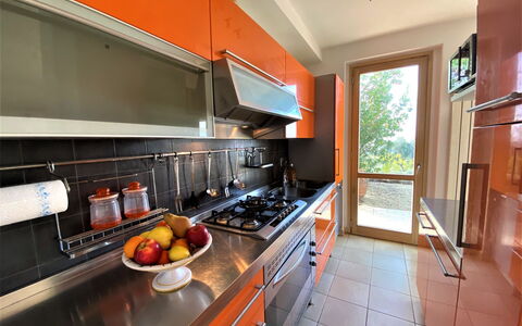 Casa Chiara: Cabinetry, Mad, Countertop, Køkken Apparat, Komfur, Gaskomfur, Køkken, Husholdningsapparat, Orange, Træ