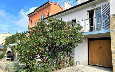 Casa Chiara: Plante, Sky, Blomst, Bygning, Ejendom, Himmel, Vindue, Hus, Vejbelægning