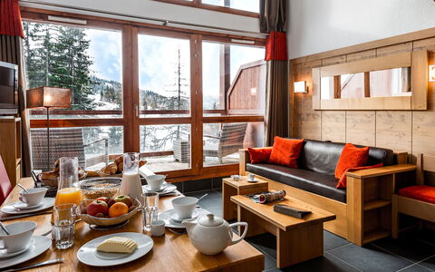 Bourg St Maurice 651: Bord, Møbel, Ejendom, Couch, Træ, Bordservice, Orange, Indretning, Vindue, Belysning