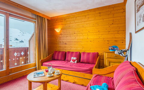 La Plagne 647: Ejendom, Møbel, Couch, Komfort, Bygning, Azure, Træ, Textile, Indretning, Purple
