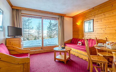 La Plagne 647: Møbel, Vindue, Bygning, Komfort, Træ, Bord, Belysning, Orange, Indretning, Bed Frame