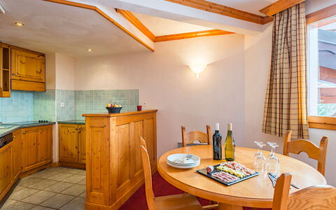 La Plagne 647: Bord, Møbel, Cabinetry, Ejendom, Træ, Flaske, Countertop, Bygning, Stol, Indretning