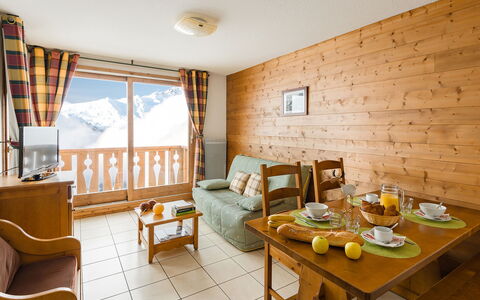 Vallandry 651: Bord, Møbel, Vindue, Træ, Arkitektur, Indretning, Stue, Billedramme, Væg, Etage