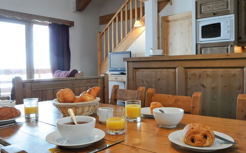 La Toussuire 651: Mad, Bord, Bordservice, Møbel, Cabinetry, Plade, Vindue, Indretning, Tallerkner, Træ