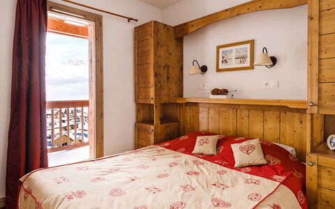 La Toussuire 651: Ejendom, Møbel, Vindue, Bygning, Komfort, Træ, Textile, Indretning, Bed Frame, Etage