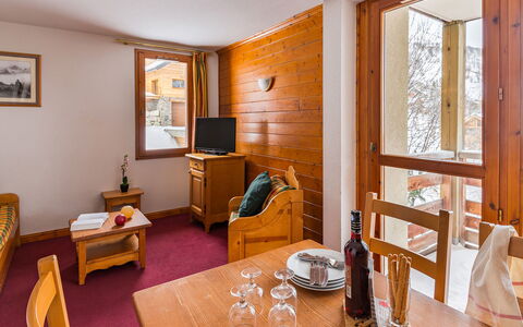 Valloire 651: Bord, Billedramme, Møbel, Ejendom, Træ, Stol, Indretning, Etage, Bordservice, Vindue