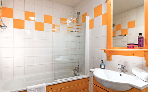 Valloire 651: Spejl, Tap, Sanitærarmatur, Badeværelsesskab, Håndvask, Ejendom, Cabinetry, Badeværelsesvask, Badeværelse, Indretning