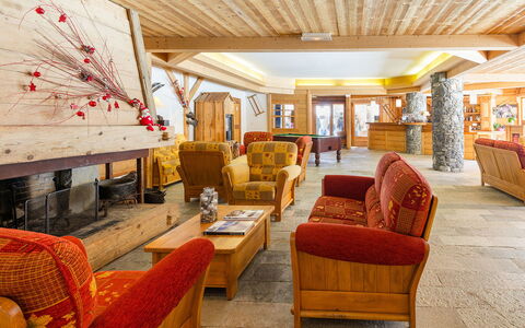Serre Chevalier 651: Møbel, Ejendom, Bord, Træ, Indretning, Dekoration, Stol, Couch, Etage, Stue