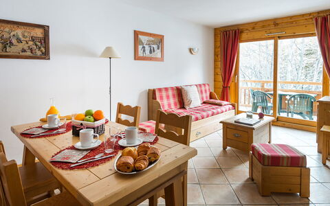 Serre Chevalier 651: Bord, Møbel, Vindue, Billedramme, Bordservice, Mad, Træ, Indretning, Stol, Gardin