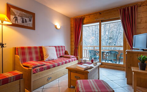 Serre Chevalier 651: Møbel, Ejendom, Vindue, Bord, Billedramme, Komfort, Træ, Indretning, Skuffe, Belysning