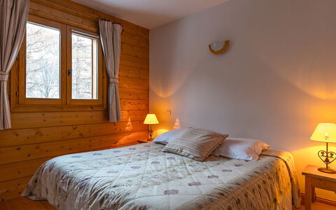 Serre Chevalier 651: Møbel, Ejendom, Bygning, Vindue, Komfort, Lampe, Træ, Textile, Belysning
