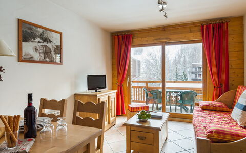 Serre Chevalier 651: Bord, Billedramme, Ejendom, Cabinetry, Vindue, Gardin, Træ, Skuffe, Indretning, Skrivebord